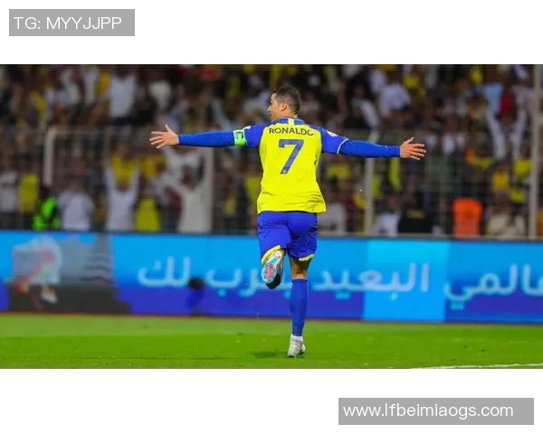 足球巨星C罗化身老年人展现不一样的风采与人生感悟