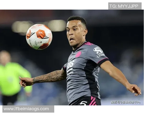 足球场上的传奇巨星们如何改变了这项运动的历史与未来